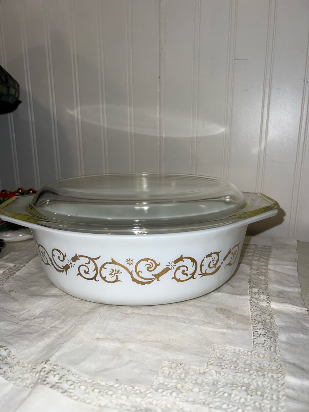 Vintage Pyrex Empire Scroll 1-1/2 QT Gold White Casserole Dish #043 with Lid
